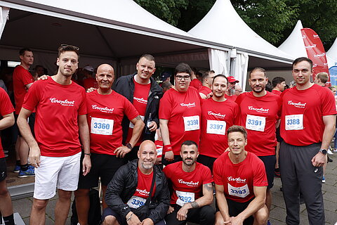 Gruppenbild Coroplast Group Mitarbeitenden vor dem Unternehmenszelt