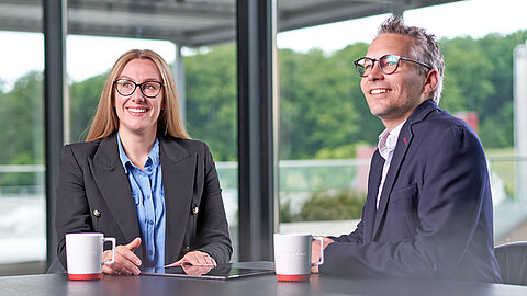 Portrait of Nina Grevelhörster and Bastian Schäfer talking about innovation management at Coroplast Group