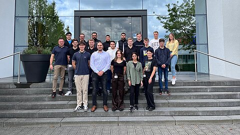 Die neuen Azubis der Coroplast Group und die beiden Ausbildungsleiter