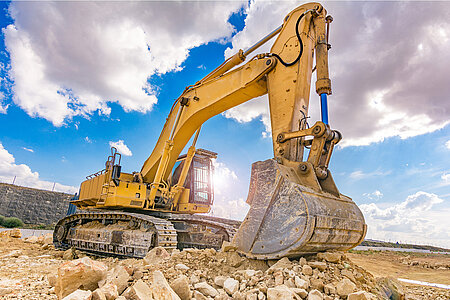 Excavator with rugged cables for dirt, vibrations, and high-pressure cleaning