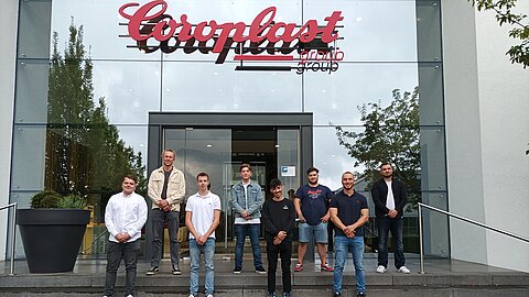 Unsere neuen Auszubildenden vor dem Haupteingang in Wuppertal.