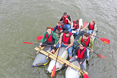 Apprentice team on the move with the raft on Lake Baldeney 