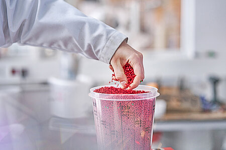 Red regranulate made from thermoplastic waste