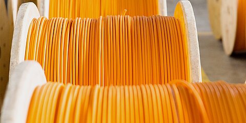 Kabeltrommeln mit orangen Kabeln