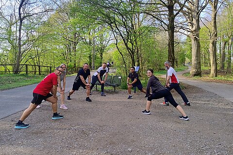 Unsere Mitarbeitende nutzten das Lauftraining auf der Nordbahntrasse, um sich gemeinsam auf den Schwebebahnlauf vorzubereiten und ihre Fitness im Team zu stärken.
